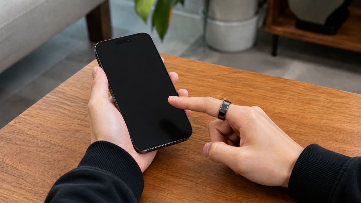 スマートリングをつけた手でスマホのアプリを操作する様子